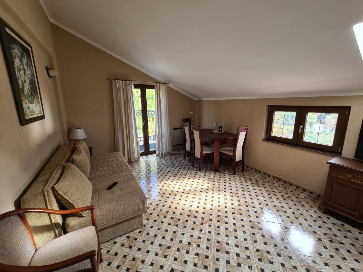 Deloik Ante's Hill House